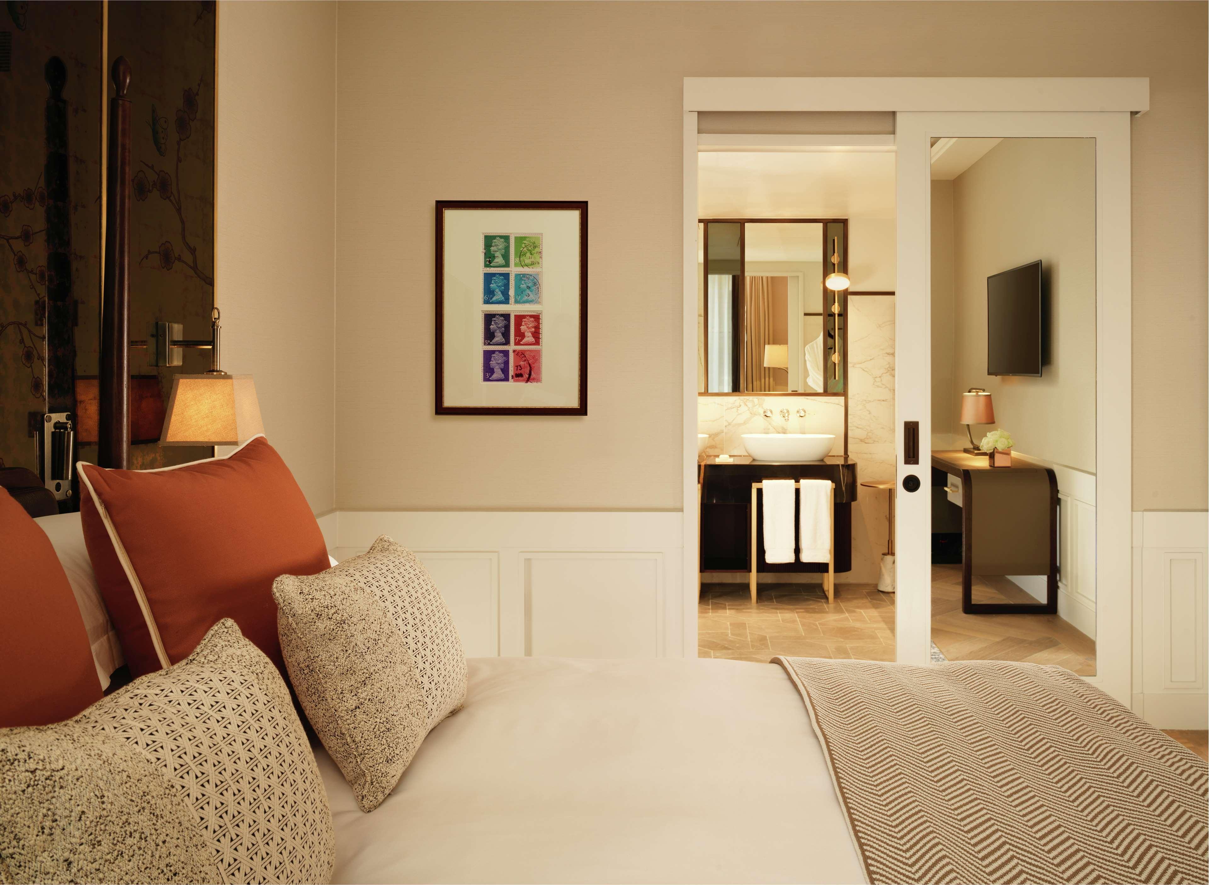 The Biltmore Mayfair Лондон Экстерьер фото A guest room at The Carlyle