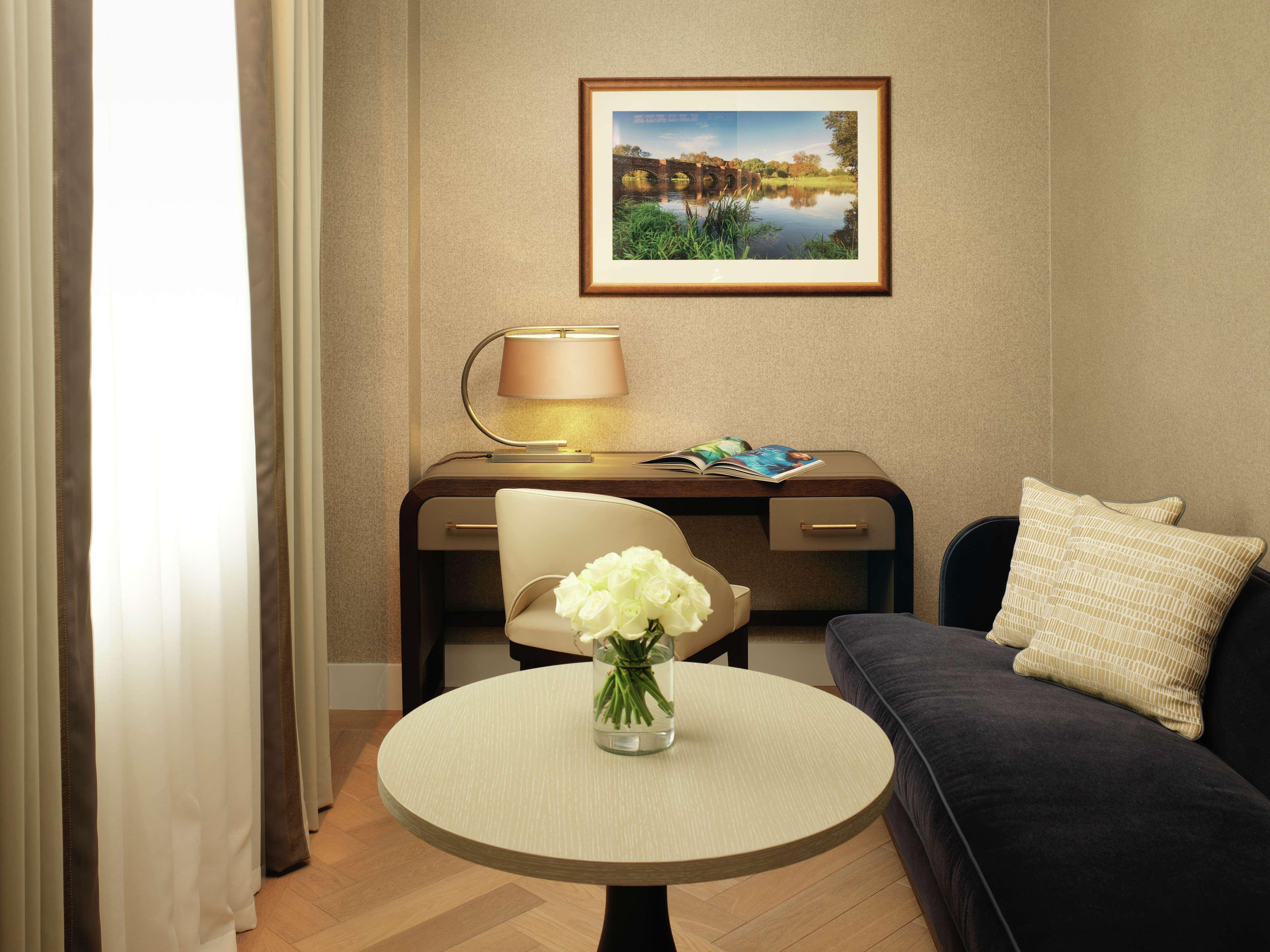 The Biltmore Mayfair Лондон Экстерьер фото A room at the hotel