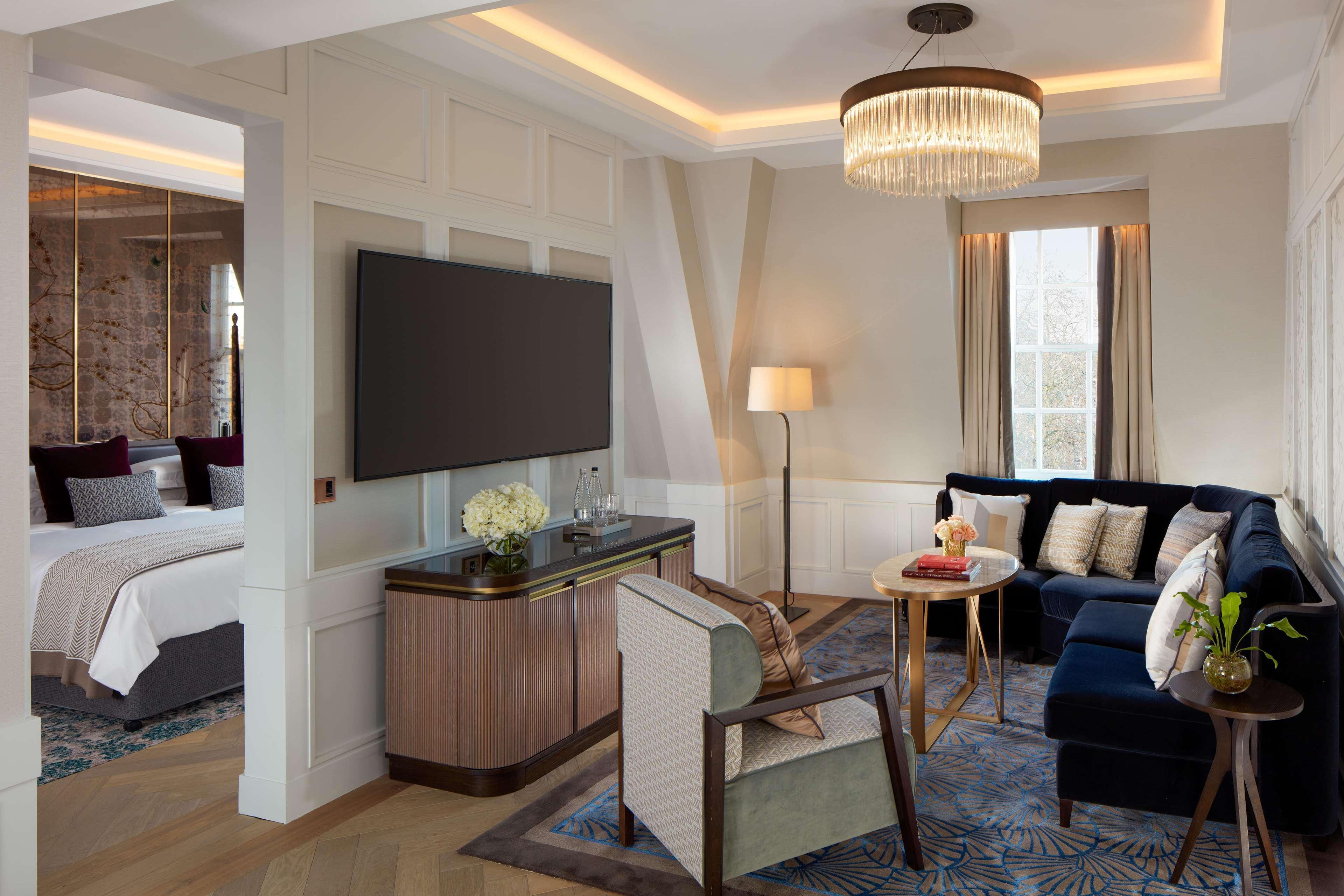 The Biltmore Mayfair Лондон Экстерьер фото A suite at The London West End