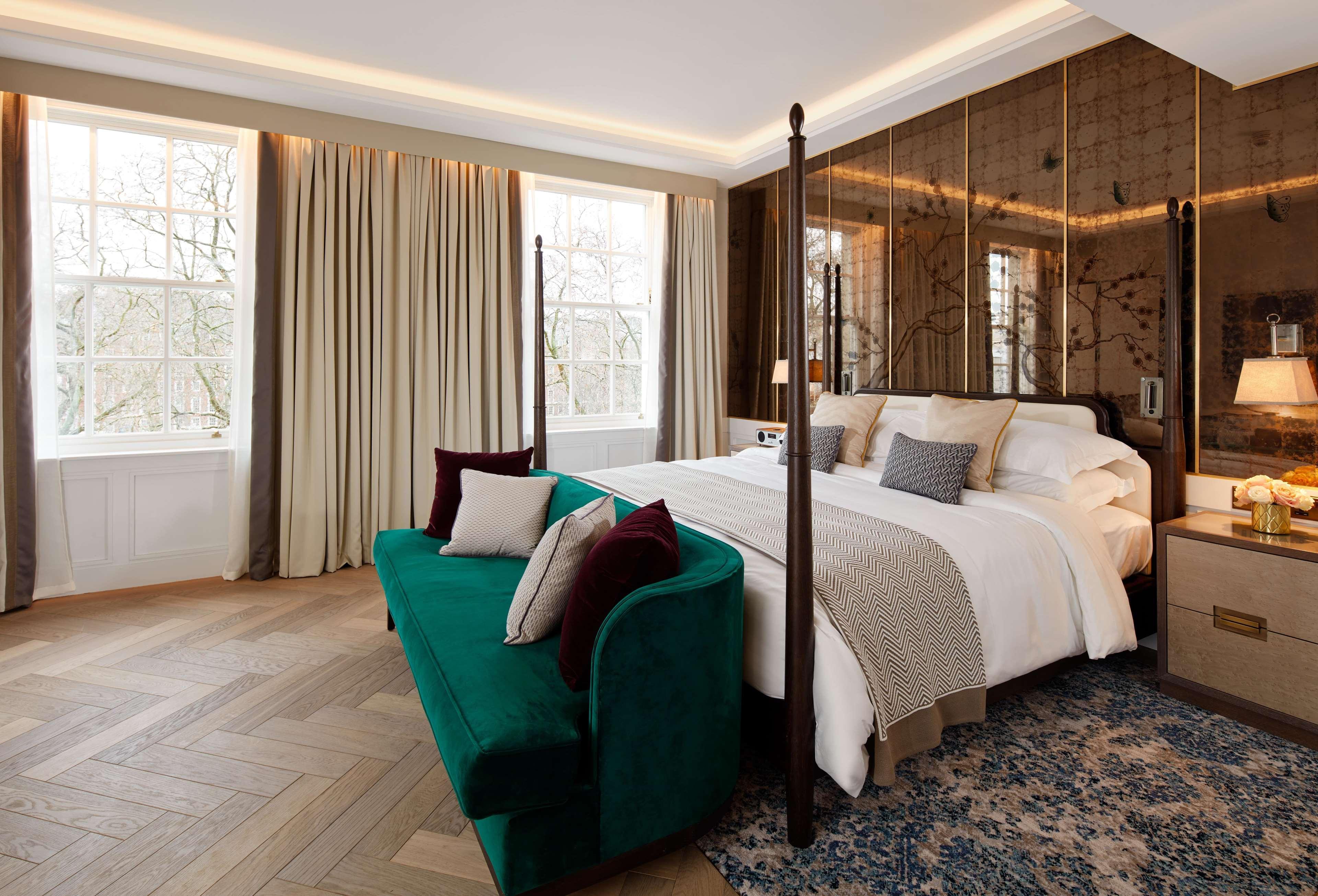 The Biltmore Mayfair Лондон Экстерьер фото A bedroom at The Ivy Collection