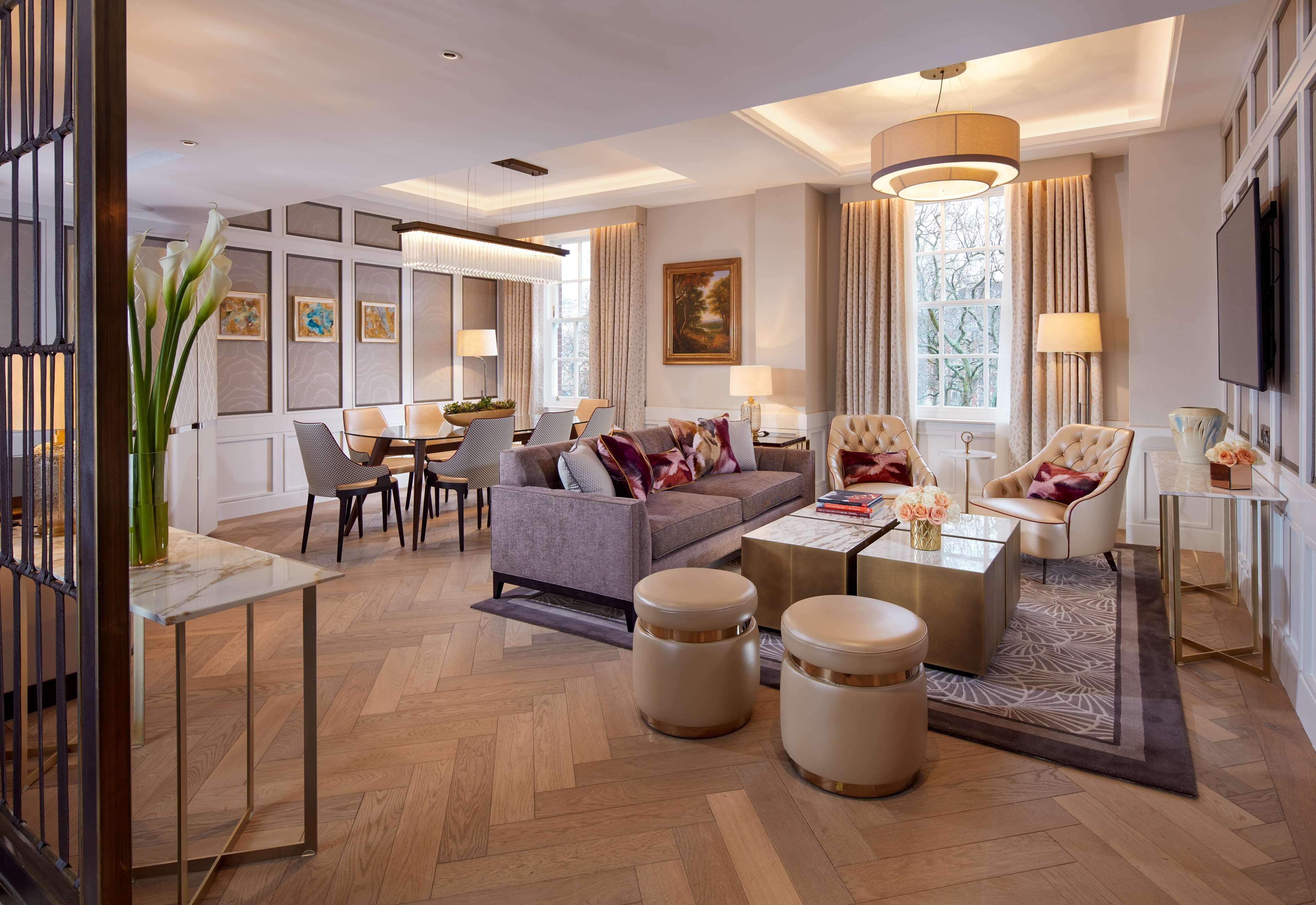 The Biltmore Mayfair Лондон Экстерьер фото The living room of a suite at The Carlyle
