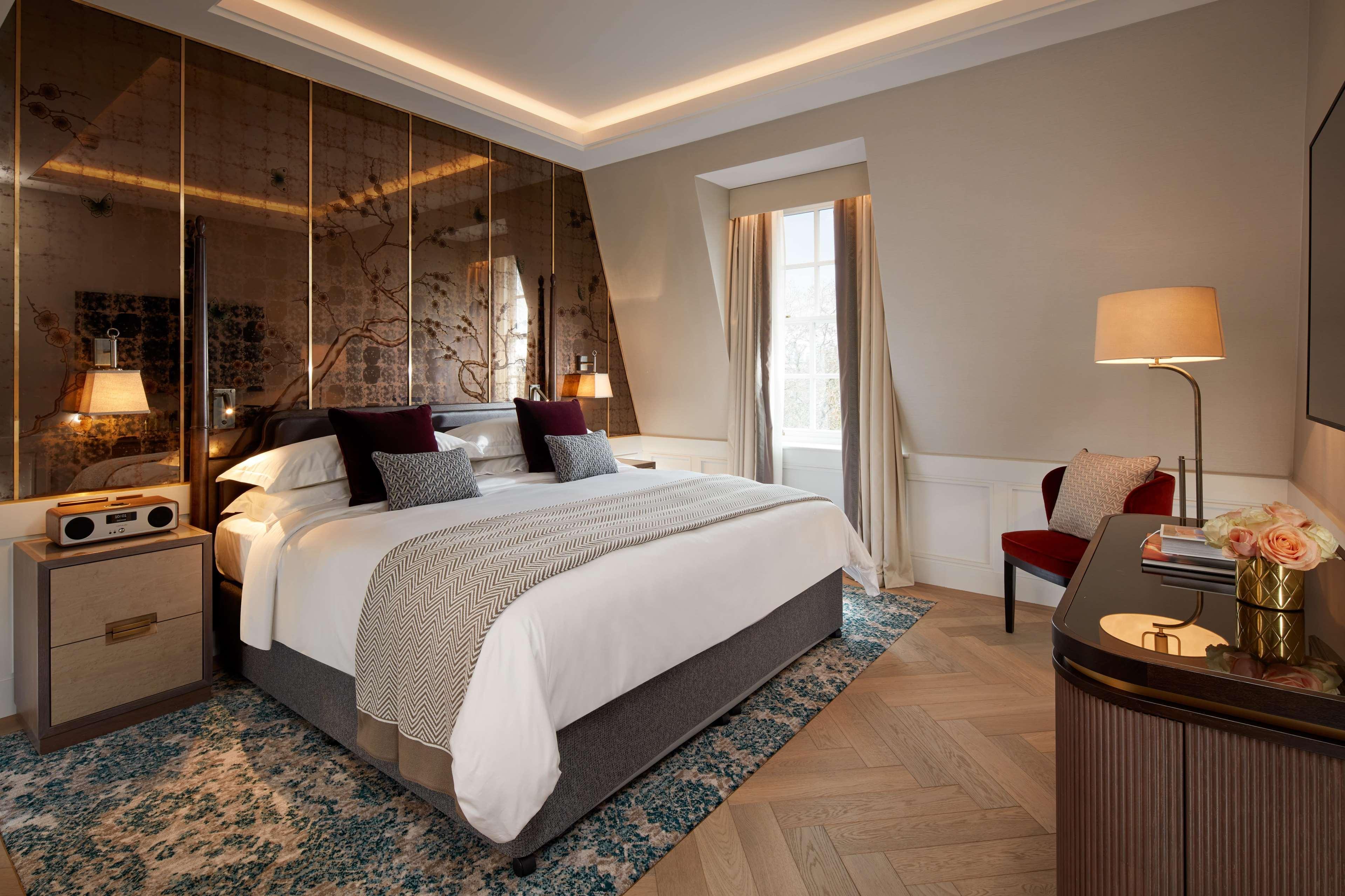 The Biltmore Mayfair Лондон Экстерьер фото A bedroom at The Carlyle
