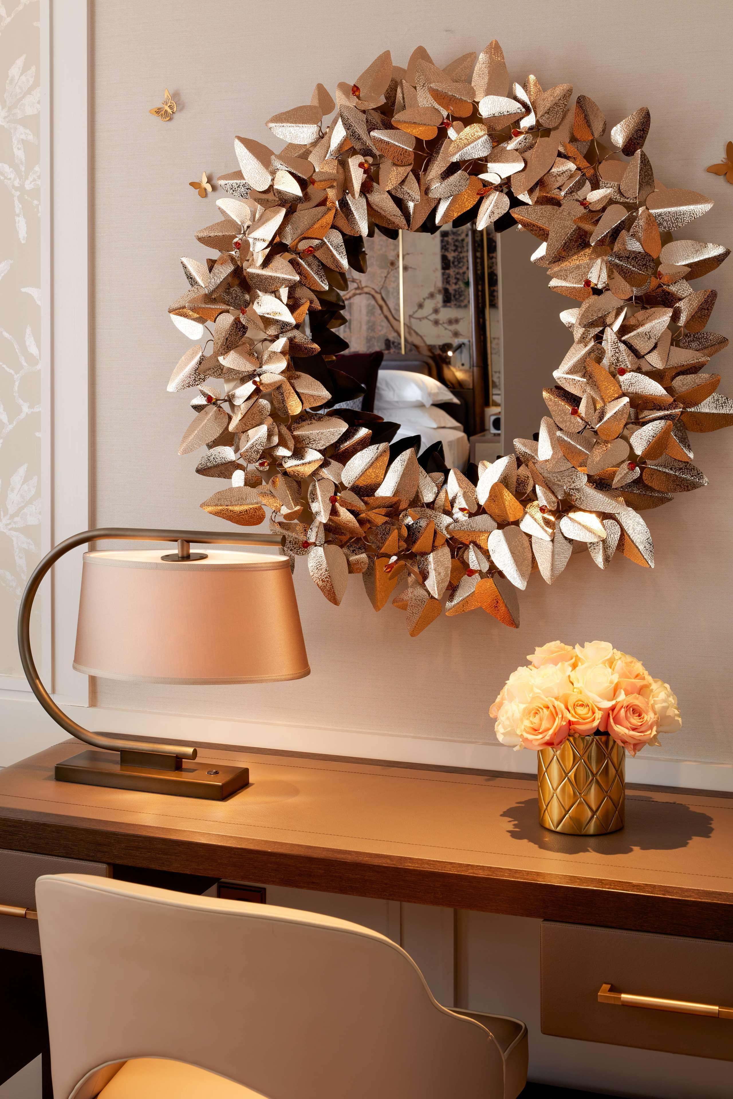 The Biltmore Mayfair Лондон Экстерьер фото A table lamp
