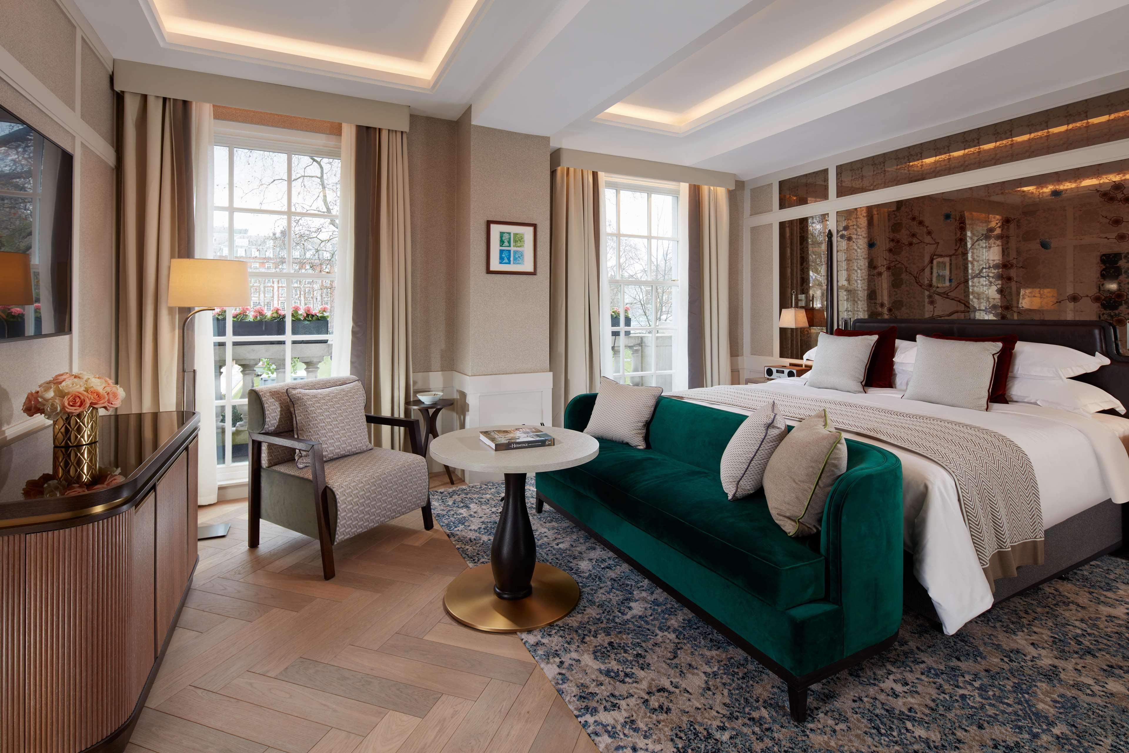 The Biltmore Mayfair Лондон Экстерьер фото A bedroom at the hotel