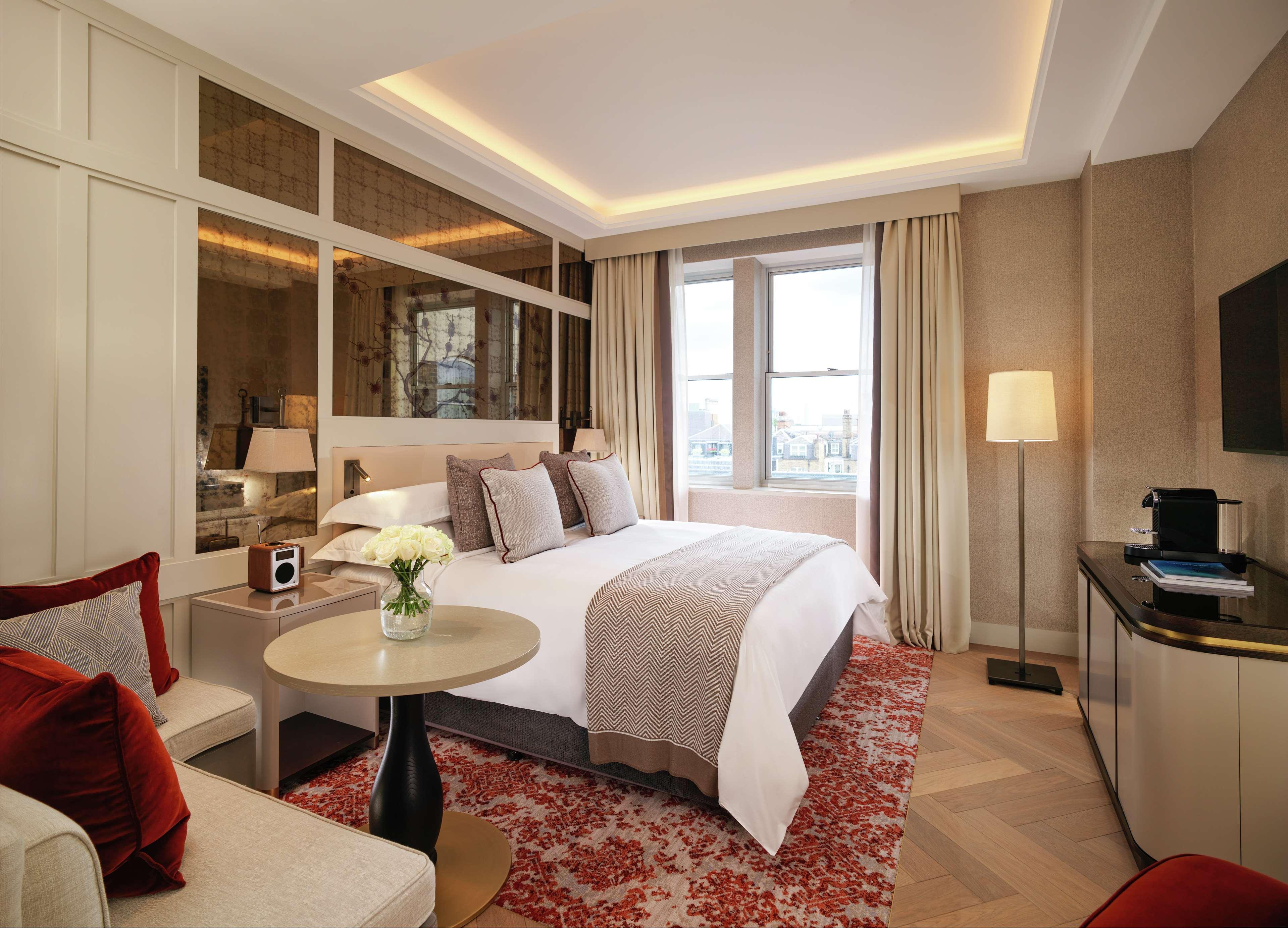 The Biltmore Mayfair Лондон Экстерьер фото A bedroom at the Mandarin Oriental London