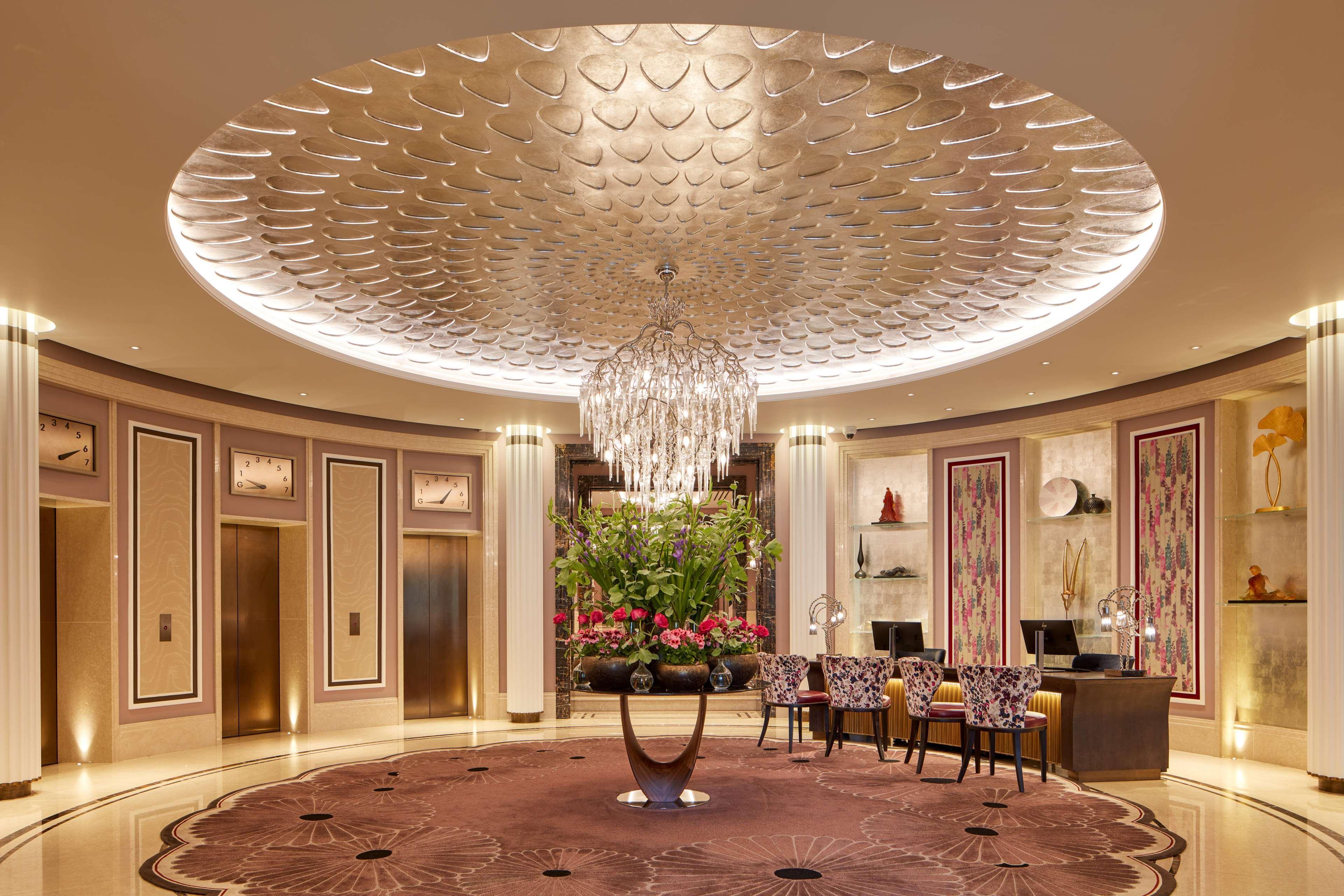 The Biltmore Mayfair Лондон Экстерьер фото The lobby of the hotel