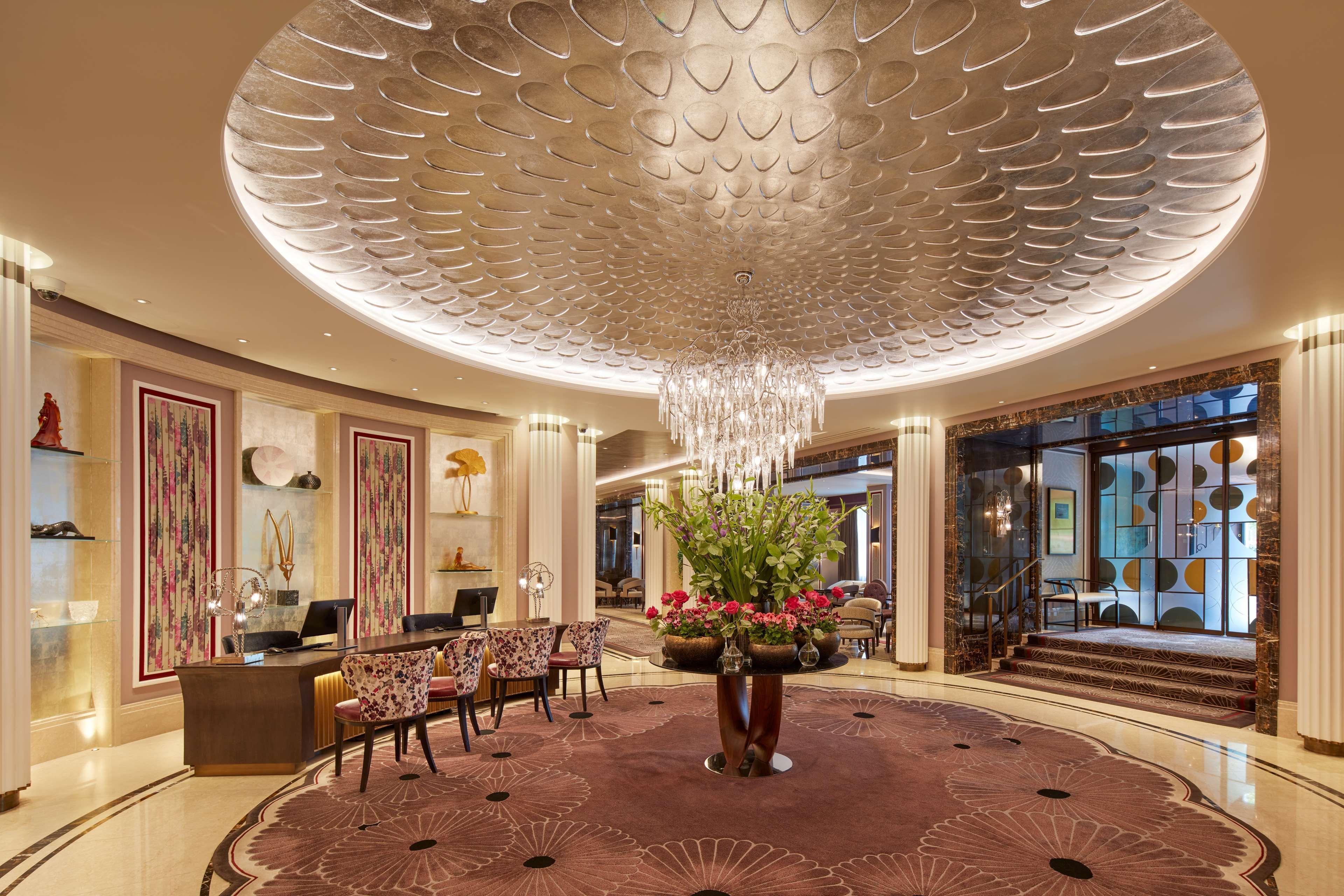 The Biltmore Mayfair Лондон Экстерьер фото The lobby of the hotel