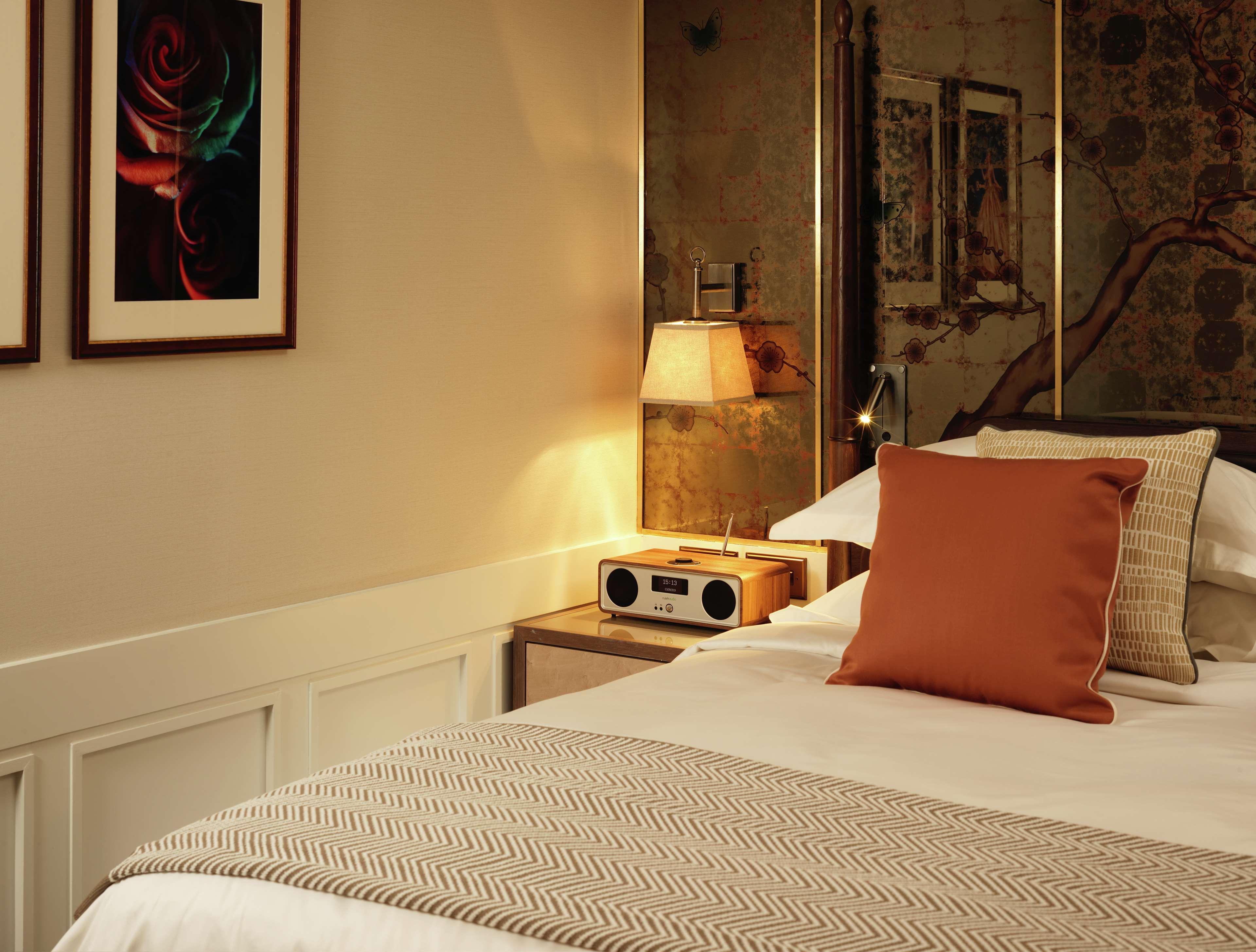 The Biltmore Mayfair Лондон Экстерьер фото A Tivoli Audio Model One in a hotel room