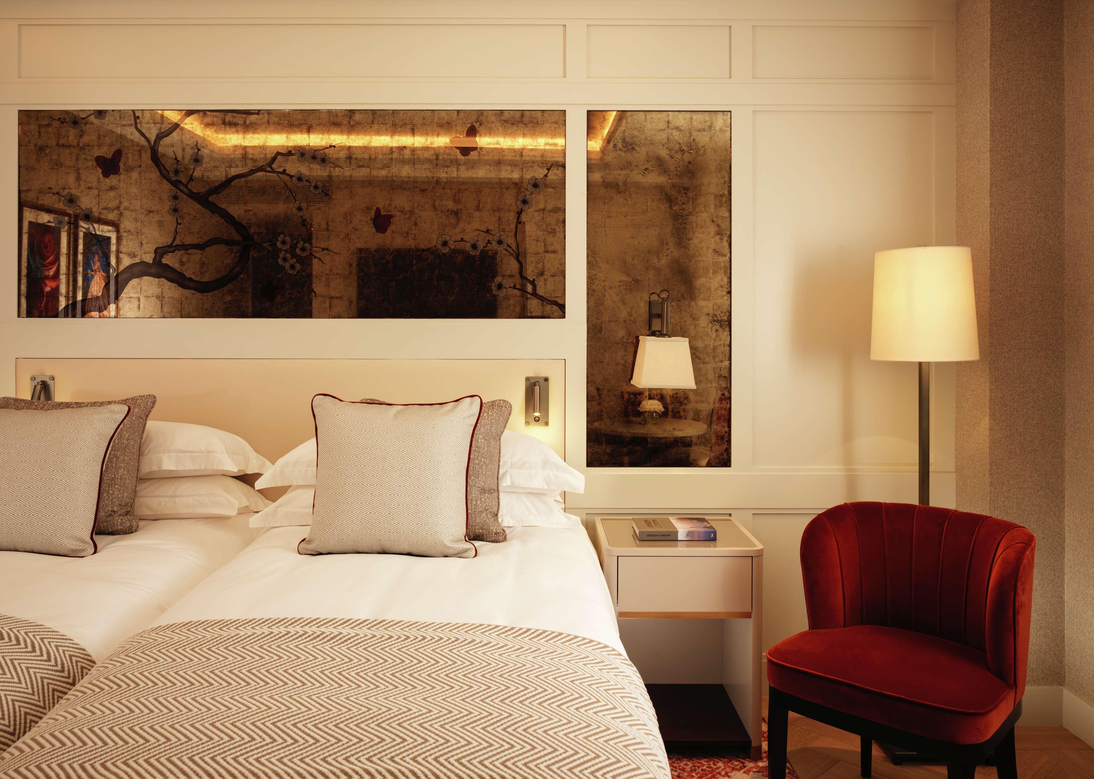 The Biltmore Mayfair Лондон Экстерьер фото A bedroom at the Mandarin Oriental, Madrid
