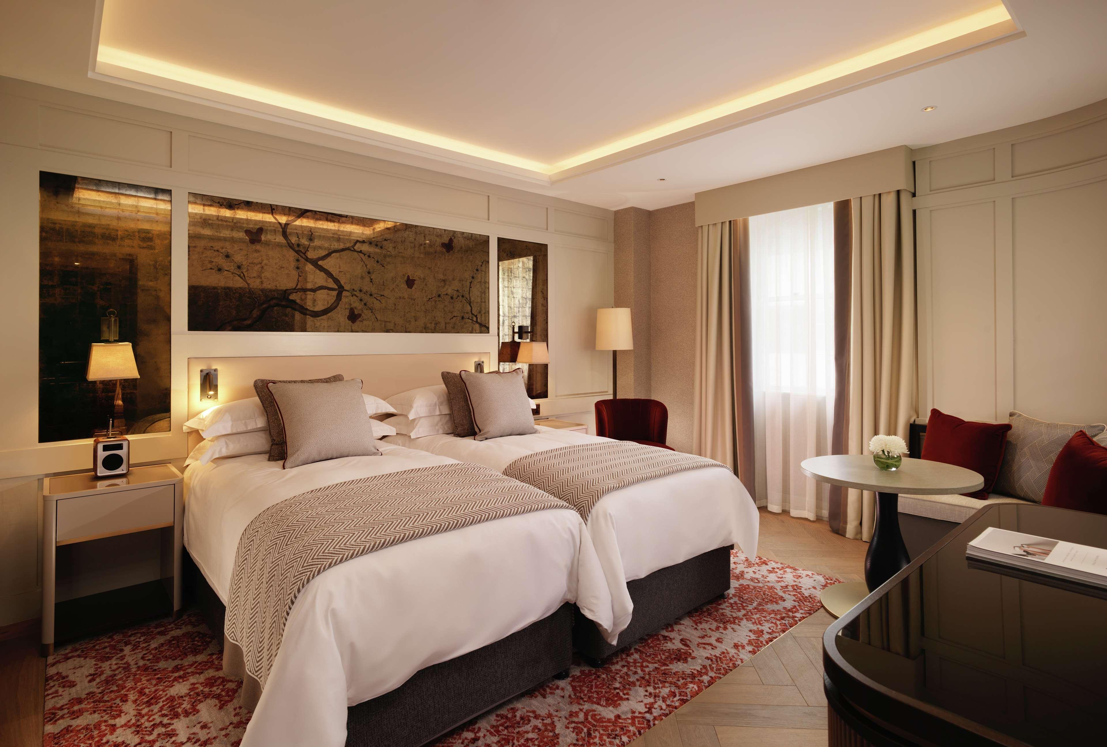 The Biltmore Mayfair Лондон Экстерьер фото A room at the Mandarin Oriental, London
