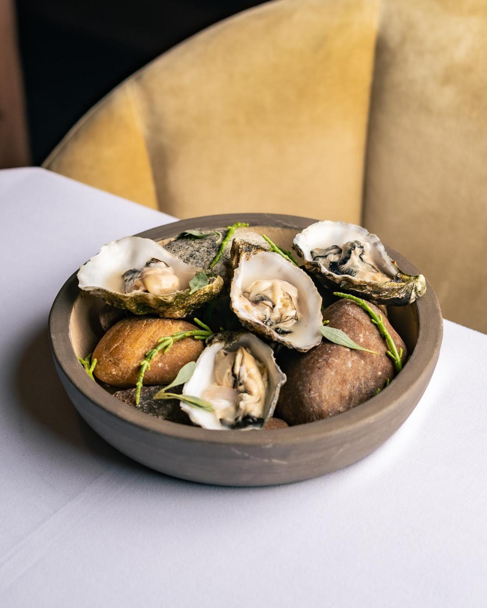 The Biltmore Mayfair Лондон Экстерьер фото Oysters at the restaurant