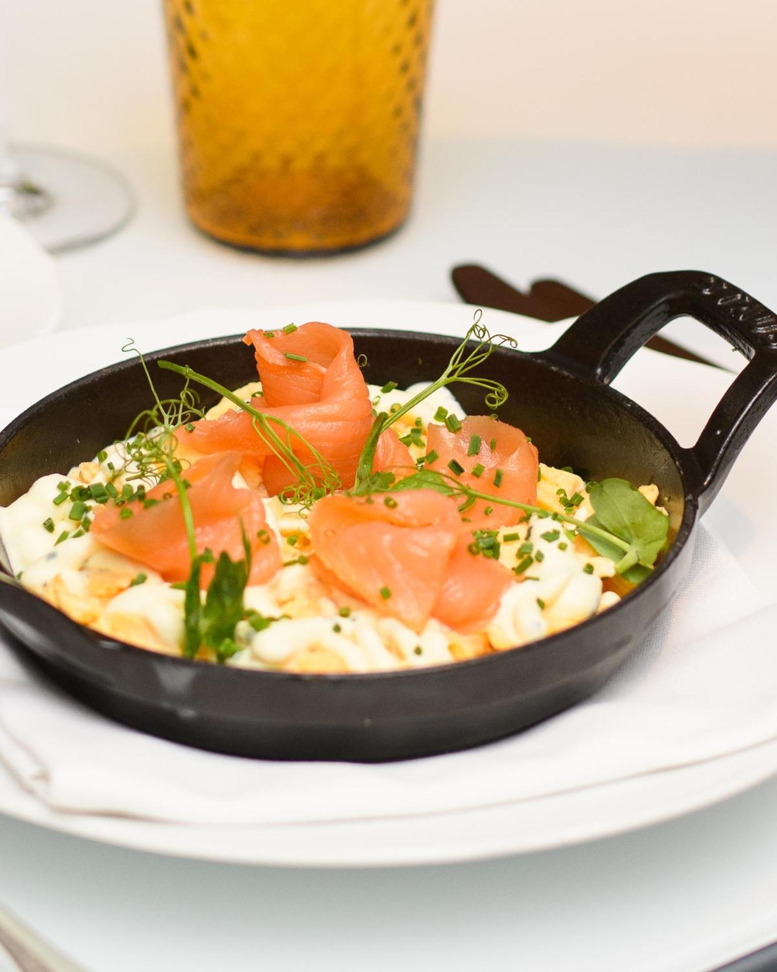 The Biltmore Mayfair Лондон Экстерьер фото Scrambled eggs with salmon