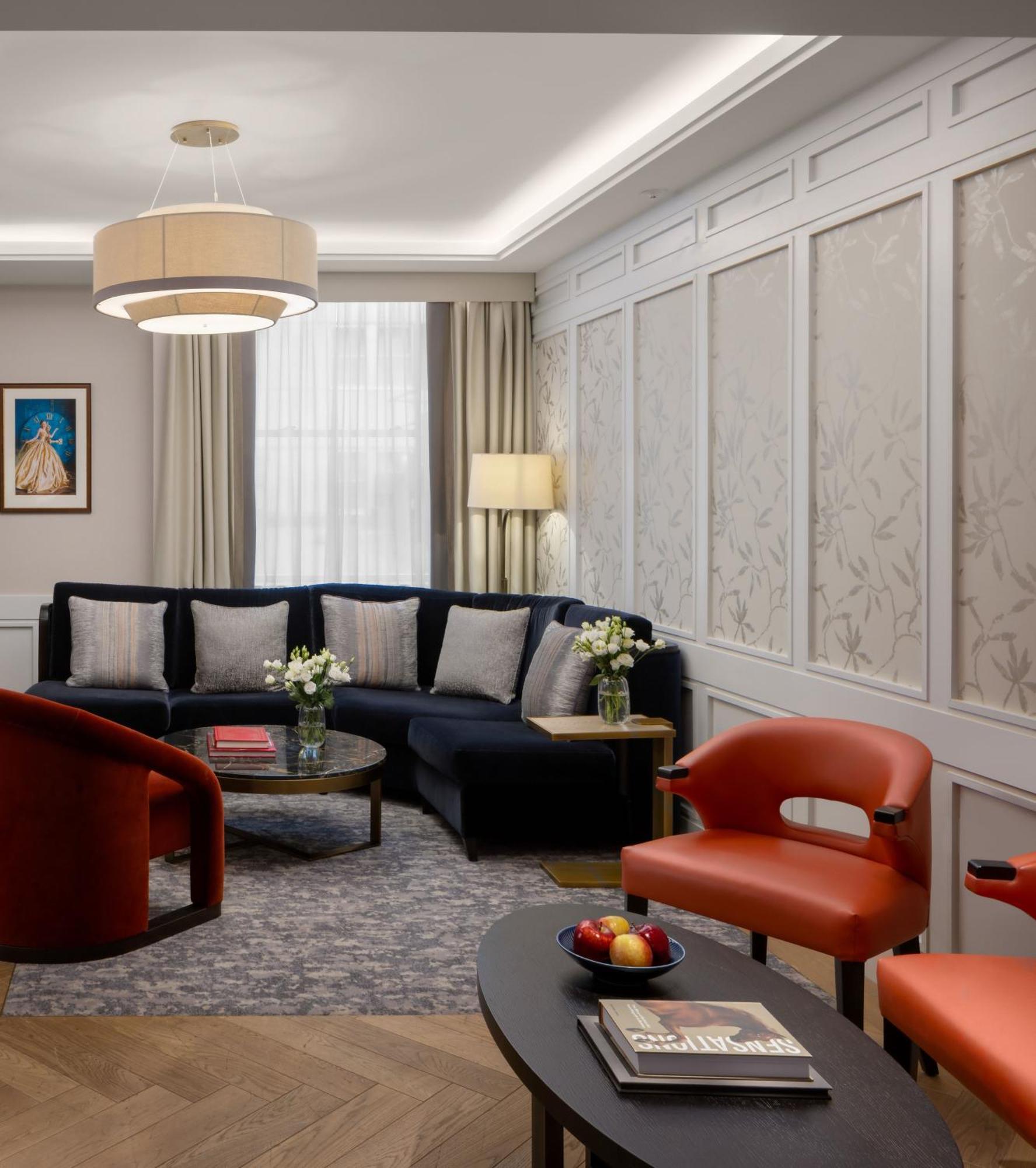The Biltmore Mayfair Лондон Экстерьер фото The living room of a suite at The Carlyle