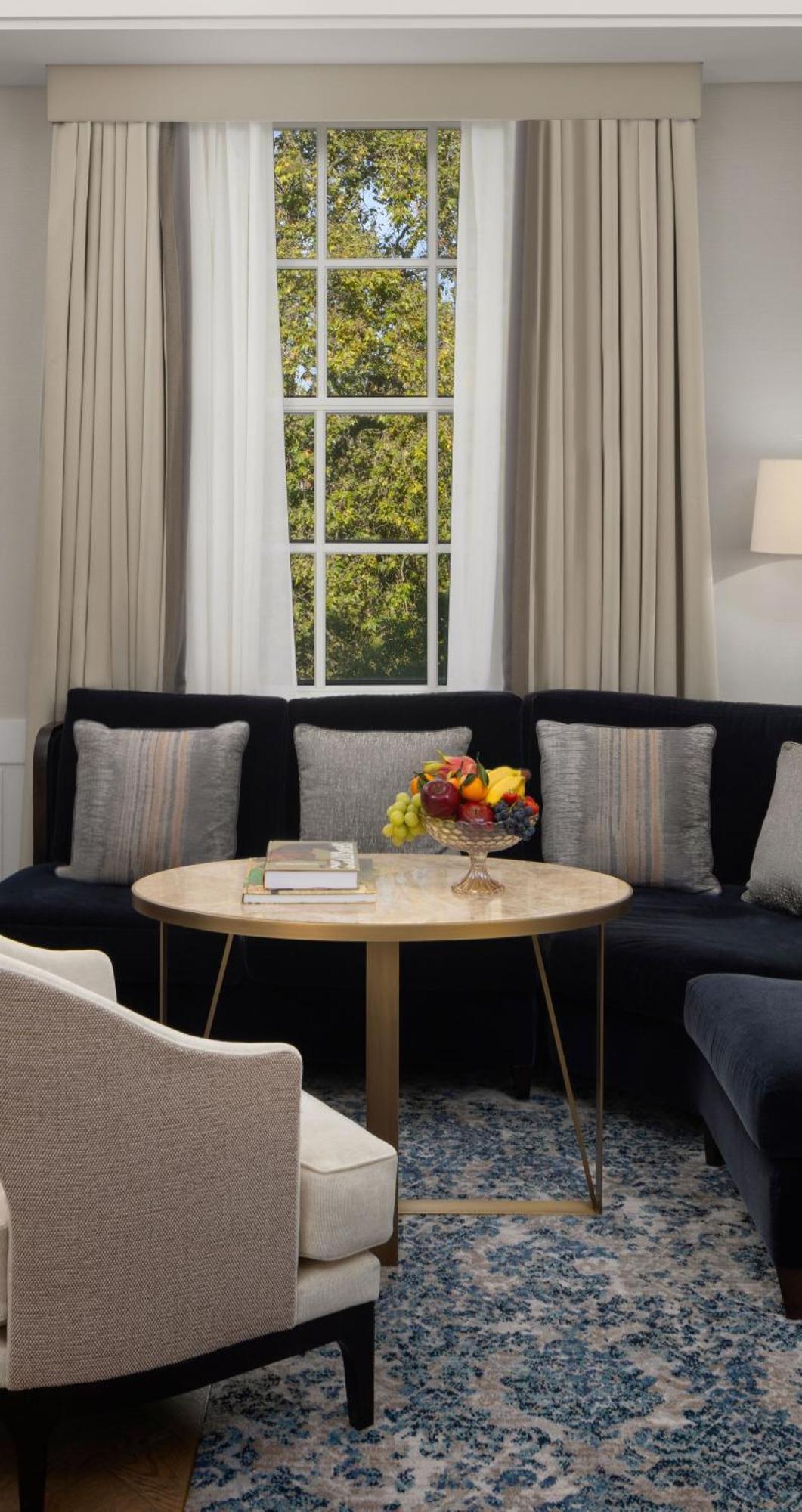 The Biltmore Mayfair Лондон Экстерьер фото A living room at the hotel