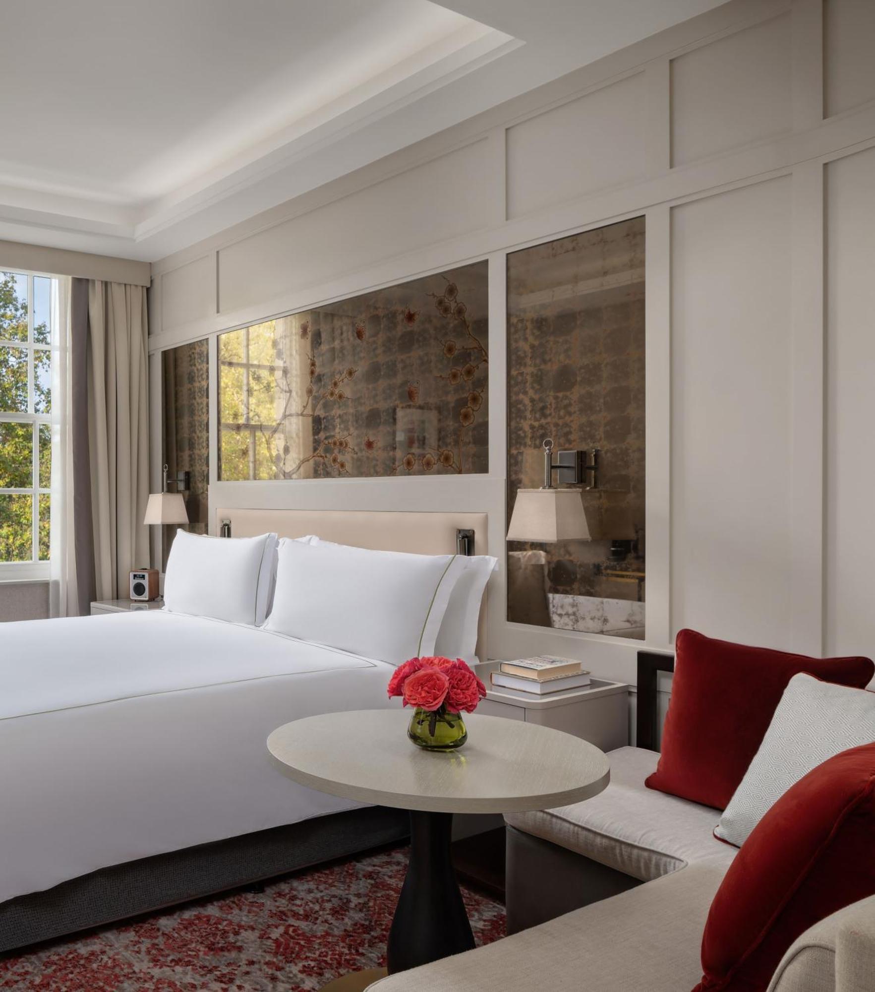 The Biltmore Mayfair Лондон Экстерьер фото A bedroom at the hotel