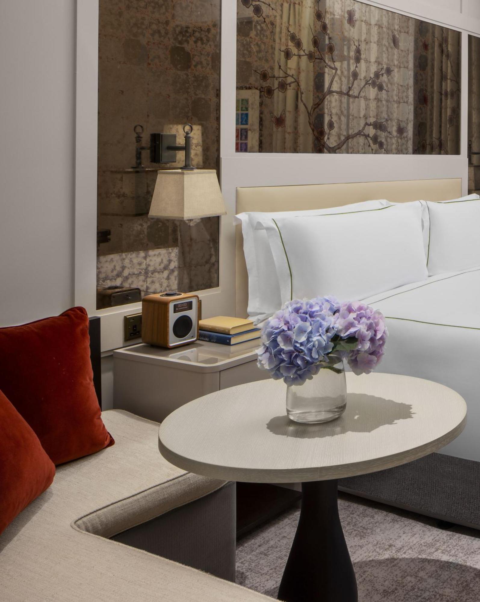 The Biltmore Mayfair Лондон Экстерьер фото A room at the hotel