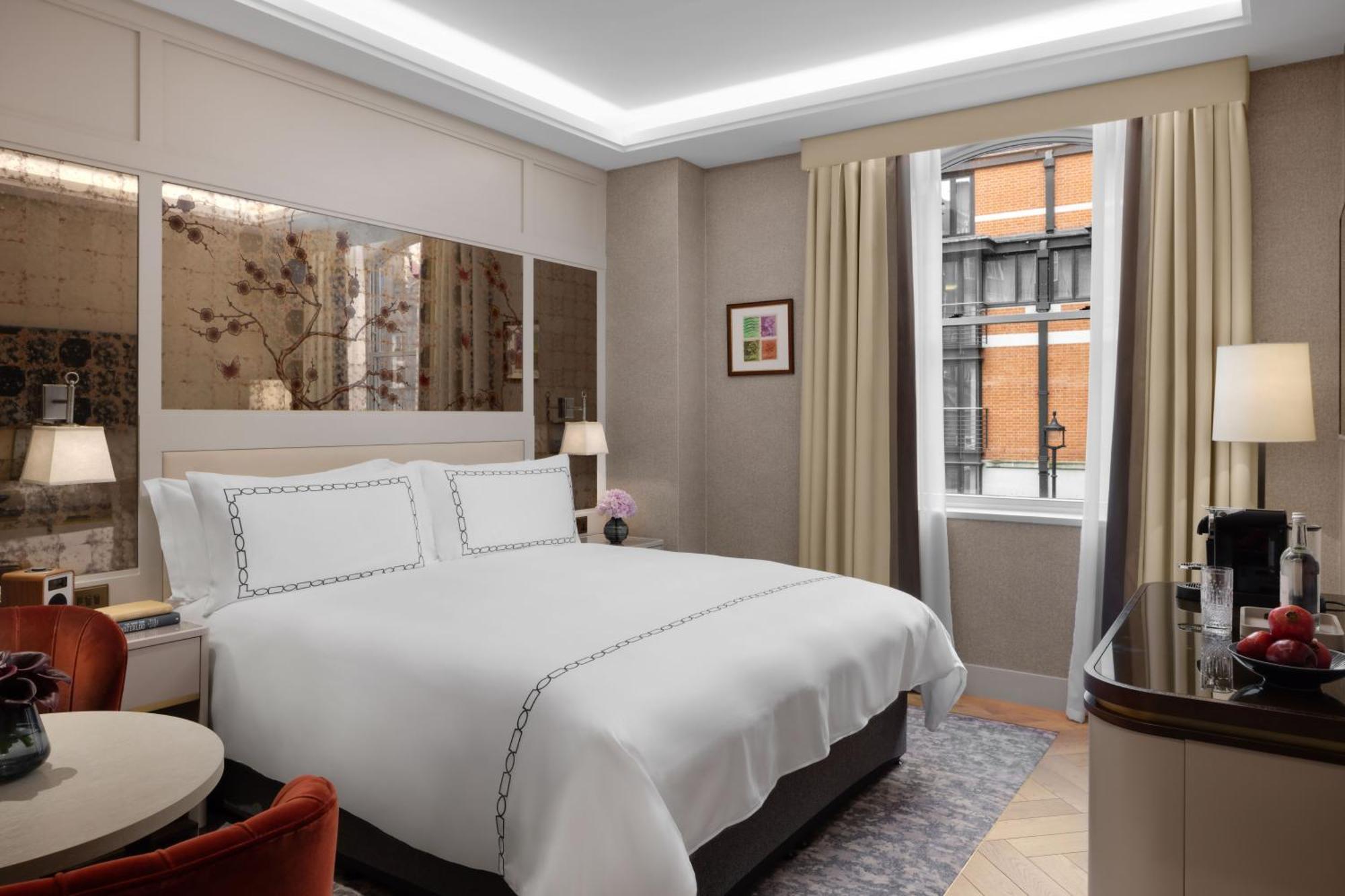 The Biltmore Mayfair Лондон Экстерьер фото A bedroom at The London West Hollywood