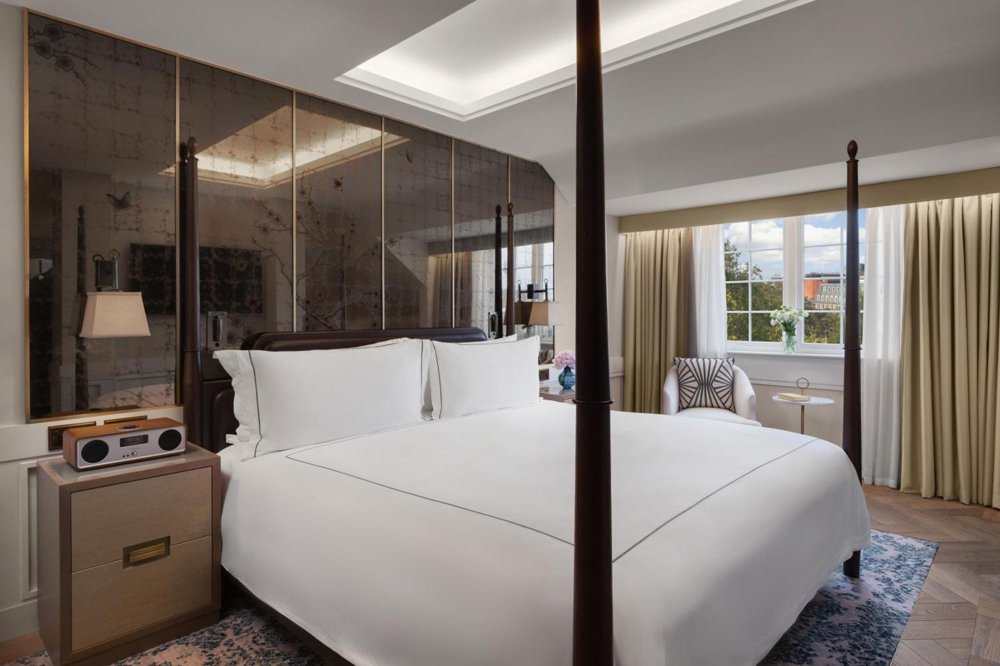 The Biltmore Mayfair Лондон Экстерьер фото A bedroom at the hotel